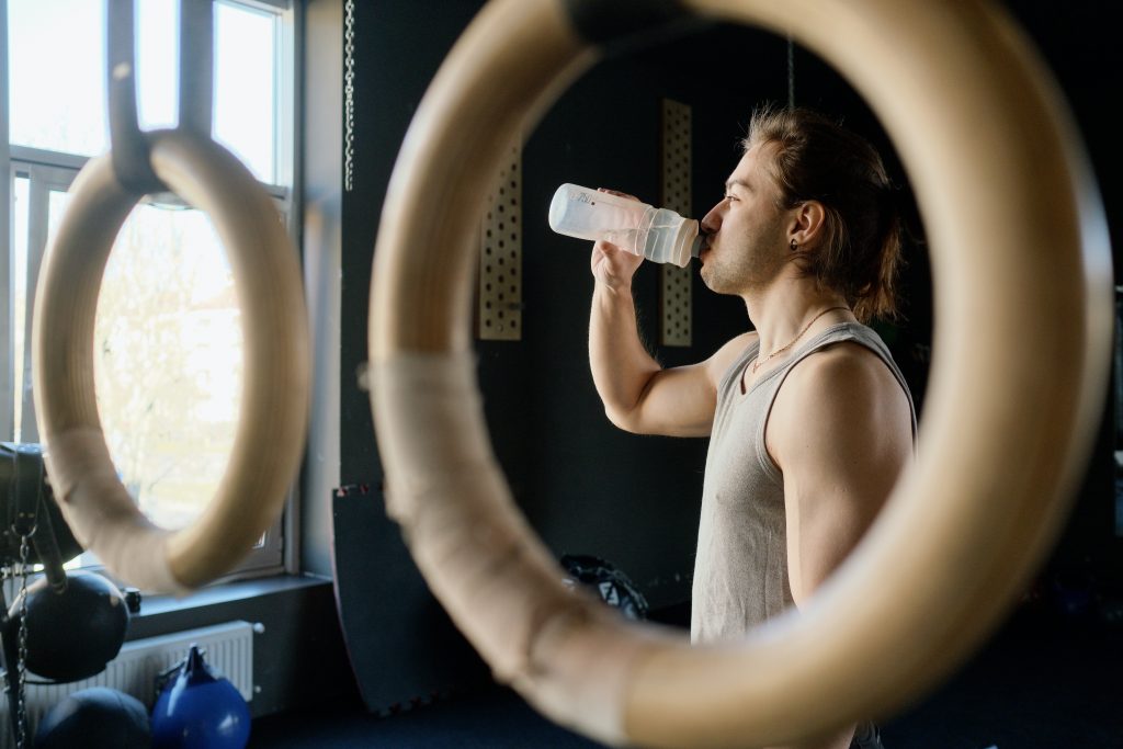 Boire plus d'eau quand on est sportif est important pour la santé
